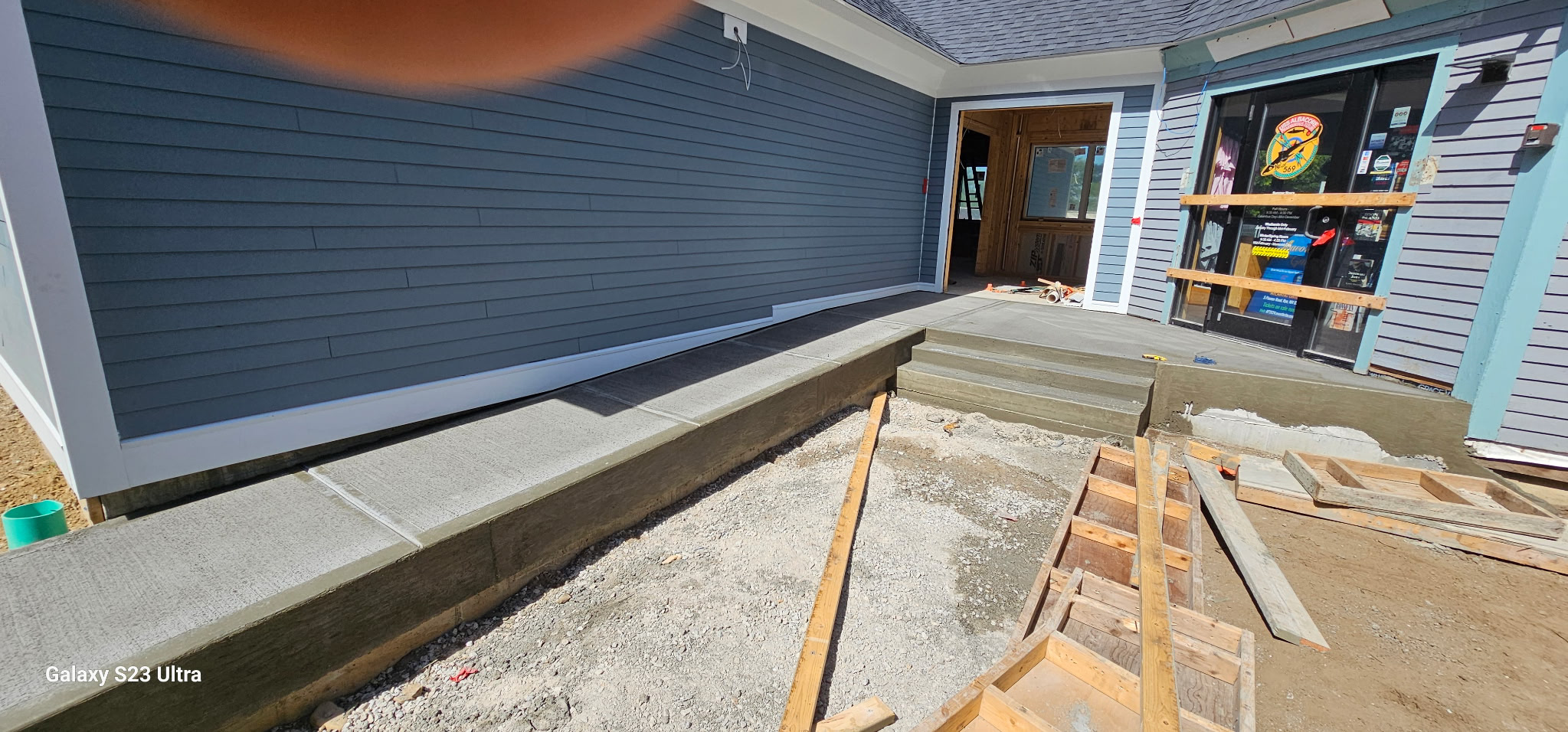 Concrete steps with finished edges